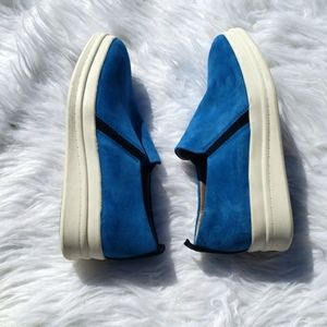 Blue sneakers 7.5 W